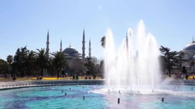 İstanbul arka plan videosunu ziyaret edin. Sultanahmet ya da havuzunda çeşme olan Mavi Cami manzarası. İstanbul Türkiye - 3.30.2023
