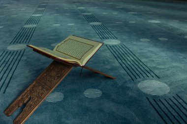 Kutsal Kur 'an bir camide, kitap standında. İslami veya ramazan kareem veya laylat al-Qadr veya kadir gecesi konsept fotoğrafı. İstanbul Türkiye - 10.28.2023