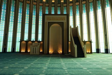 Ali Kuscu Camii 'nin Mihrab ve minibarı. Modern İslami mimari arka plan fotoğrafı. İstanbul Türkiye - 10.28.2023
