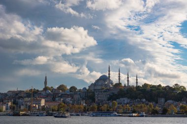 İstanbul 'un arka plan fotoğrafını ziyaret et. Süleyman Camii ve bulutlu gökyüzü. İstanbul Türkiye - 10.4.2022