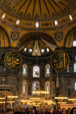 Ayasofya Camii ya da Ayasofya 'nın iç manzarası. Ramazan veya İslami konsept fotoğraf. Allah 'ın ve Muhammed Peygamberin adları. İstanbul Türkiye - 4.14.2023