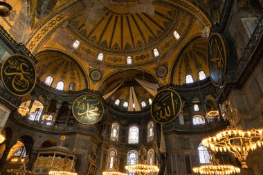 İslami konsept. Ayasofya Camii 'nin ya da Ayasofya Camii' nin iç manzarası. İstanbul Türkiye - 4.14.2023