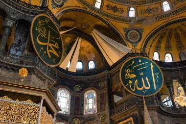 İslami arkaplan. Ayasofya Camii 'nin iç manzarası. Allah 'ın ve Muhammed Peygamberin adları. İstanbul Türkiye - 4.14.2023