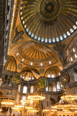 Ramazan veya İslami konsept dikey fotoğraf. Ayasofya Camii 'nin ya da Ayasofya' nın iç manzarası. İstanbul Türkiye - 4.14.2023