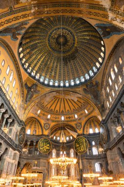 Ayasofya Camii 'nin iç manzarası. Ramazan veya İslami konsept dikey fotoğraf. İstanbul Türkiye - 4.14.2023