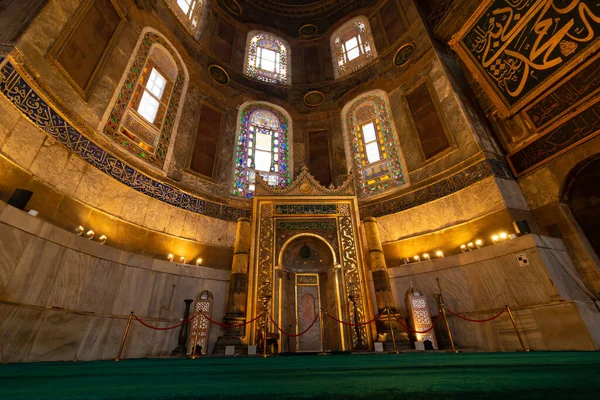 Ayasofya Camii 'nden ya da Ayasofya' dan Mihrab. İslami arkaplan. İstanbul Türkiye - 4.14.2023