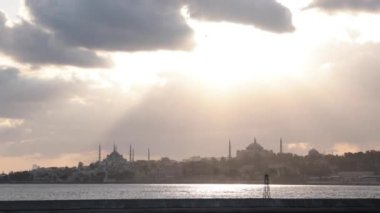 İstanbul feribottan gün batımında manzaralı. Arka planda Ayasofya ve Sultanahmet Camii var. El bilgisayarı video efekti. İstanbul Türkiye - 9.10.2023