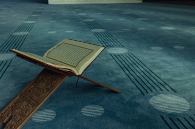 İslami ya da Ramazan Kareem ya da Bayram Mübarek konsept fotoğrafı. Kutsal Kur 'an, camide bir kitapçıda duruyor. İstanbul Türkiye - 10.28.2023