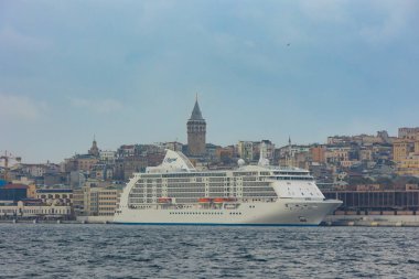 Galata Kulesi ve bir yolcu gemisi Galataport 'a yanaştı. İstanbul konsept fotoğrafını ziyaret edin. İstanbul Türkiye - 9.30.2023