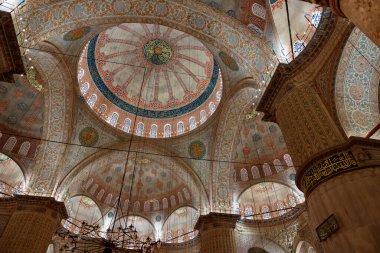 İslami konsept. Sultanahmet 'in ya da Mavi Cami' nin içinde. Ramazan Kareem ya da bayram mübareği ya da kadir gecesi ya da laylat el Kadir kavramı. İstanbul Türkiye - 11.30.2023