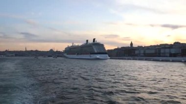 İstanbul konsept videosunu ziyaret edin. Gezi gemisi ve bir yelkenli Galataport 'a yanaştı. İstanbul Türkiye - 6.8.2022