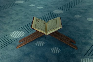 Ramazan Kareem ya da Bayram Mübarek konsepti. Kutsal Kur 'an, kitap standında. İstanbul Türkiye - 10.28.2023