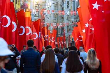 İstiklal Caddesi 'nde Türk bayrakları ve Türk halkı var. Türkiye 'nin ulusal bayramları. İstanbul Türkiye - 10.28.2023