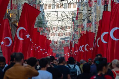 Türkiye konseptinin doğal bayramları. İstiklal Caddesi 'nde halk ve Türk bayrakları var. İstanbul Türkiye - 10.28.2023