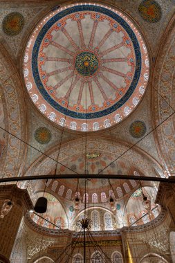 İslami arka plan dikey fotoğraf. Sultanahmet ya da Mavi Cami iç mimarisi. İstanbul Türkiye - 11.30.2023
