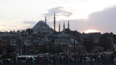 İnsanlarla birlikte Süleyman Camii ve Galata Köprüsü. İstanbul arka plan videosu. İstanbul Türkiye - 9.30.2023