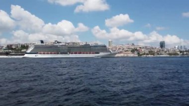 İstanbul 'a seyahat videosu. Galataport ve yolcu gemisi. İstanbul Türkiye - 8.20.2022