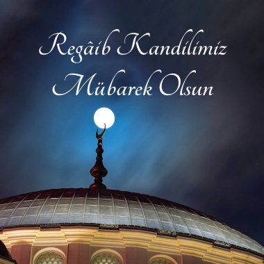 Regaip Kandili konsept görüntüsü. Cami kubbesi ve dolunay. Rajab 'ın kutsal ayının ilk Cuma gecesi kutlu olsun..