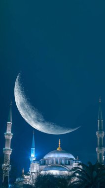 Mavi Cami ya da Hilal Ay 'lı Sultanahmet Camii. Ramazan konsepti dikey görüntü. Ramazan Kareem ya da bayram mübareği ya da kadir gecesi ya da laylat al-Qadr arkaplanı.