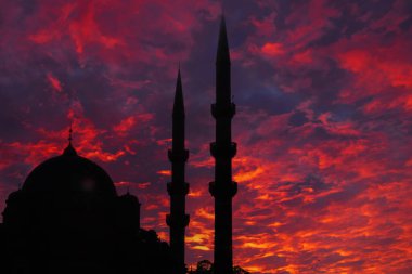 İslami konsept. Gün batımında dramatik bulutlar olan bir caminin silueti. Ramazan Kareem ya da bayram mübareği ya da kadir gecesi ya da laylat al-Qadr arkaplanı.