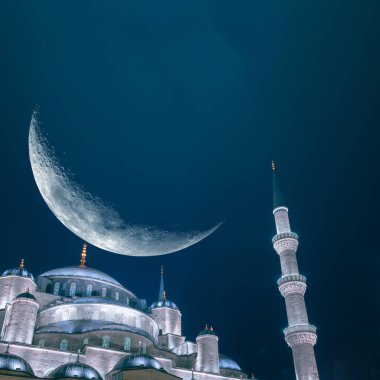 Sultanahmet ya da Hilal Ay 'lı Mavi Cami. İslami konsept. Ramazan Kareem ya da bayram mübareği ya da kadir gecesi ya da laylat al-Qadr arkaplanı.