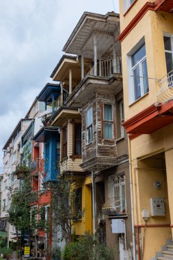İstanbul Kuzguncuk ilçesinde geleneksel binalar. İstanbul Türkiye - 11.20.2023