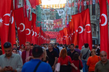İstiklal Caddesi 'nde Türk halkı ve bayrakları var. Türkiye arkaplan fotoğraflarının ulusal bayramları. İstanbul Türkiye - 10.28.2023