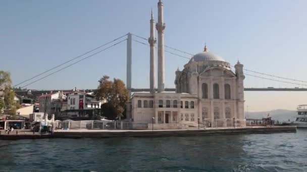 Ortakoy Moskén Och Bosporen Bridge Utsikt Från Färja Istanbul Turkiye — Stockvideo