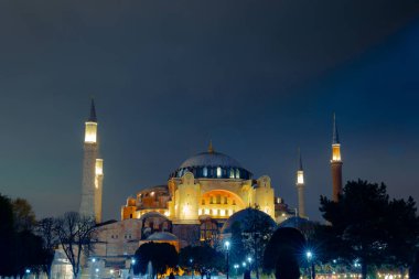İstanbul 'un arka plan fotoğrafını ziyaret et. Ayasofya ya da Ayasofya Camii gece görüşü. Ramazan veya İslami kavram.