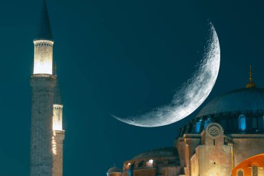 Ayasofya ve hilal. İslami konsept. Ramazan Kareem ya da bayram mübareği ya da kadir gecesi ya da laylat al-Qadr arkaplanı.
