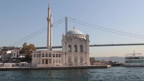 Ortakoy Moskén Eller Buyuk Mecidiye Camii Från Färja Besök Istanbul — Stockvideo