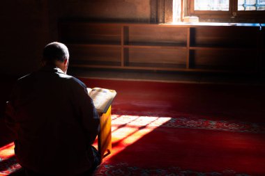 İslami konsept. Kuran okuyan Müslüman bir adam. Ramazan Kareem veya Kadir Geci veya laylat al-Qadr veya Kurban Mübarek kavramı. İstanbul Türkiye - 12.29.2023