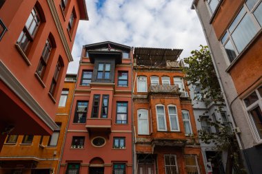 İstanbul 'un Kuzguncuk ilçesindeki geleneksel ve tarihi binalar. İstanbul Türkiye - 11.20.2023