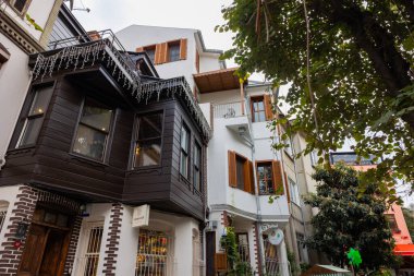 Uskudar 'daki Kuzguncuk ilçesinin evleri. İstanbul 'u ziyaret et. İstanbul Türkiye - 11.20.2023