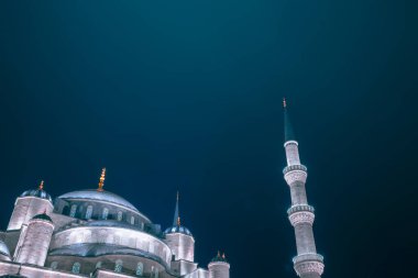 Gece Mavi Cami ya da Sultanahmet Camii 'de metin için fotokopi alanı var. Ramazan veya İslami kavram geçmişi.