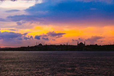 Gün batımında dramatik bulutlarla İstanbul 'un silueti. İstanbul 'un Kadıköy' den tarihi yarımadası manzarası. Ramazan veya İslami arkaplan fotoğrafı.
