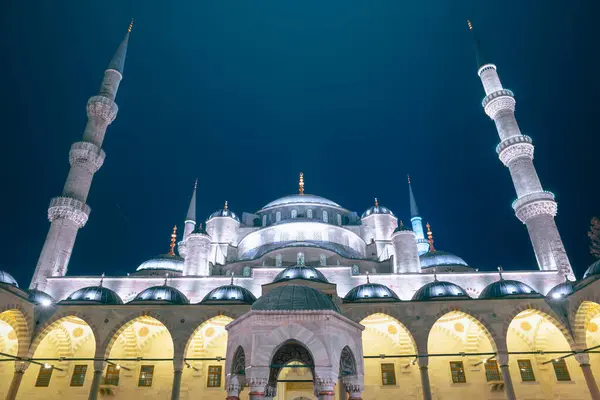 Sultanahmet Camii ya da Mavi Cami manzarası. Ramazan veya İslami arkaplan fotoğrafı.