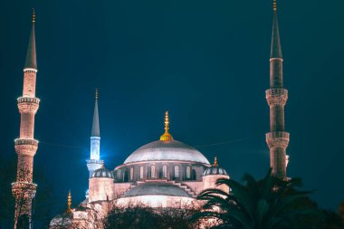 İslami veya Ramazan konsepti fotoğrafı. Geceleri Mavi Cami 'nin kubbesi ve minaretleri. Laylat al-Qadr veya kadir gecesi kavramı.