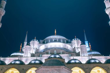 Ramazan veya İslami konsept fotoğraf. Sultanahmet Camii ya da avludan geceleri Mavi Cami manzarası. Laylat al-Qadr veya kadir gecesi arkaplanı.