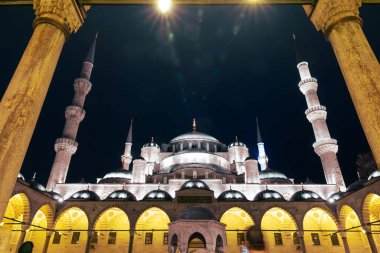 Sultanahmet Camii, nam-ı diğer avludan Mavi Cami manzarası. Ramazan veya İslami konsept fotoğraf. Zorunlu beş duaya dikkat edin, özellikle de resim üzerine yazılmış orta dua metnine..