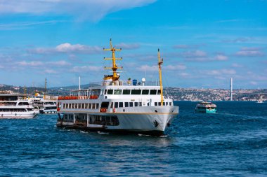 İstanbul manzaralı feribot ve boğaz. İstanbul konsept arkaplan fotoğrafını ziyaret et. 