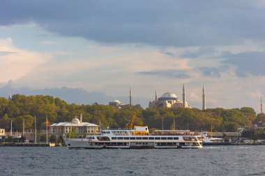 İstanbul arka plan fotoğrafı. Feribot ve Ayasofya olarak bilinen Ayasofya gün batımında. İstanbul konseptini ziyaret et.