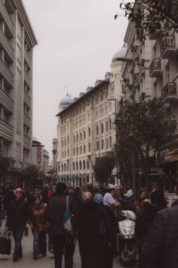 Eminonu 'nun Sirkeci bölgesinden bir sokak manzarası. İstanbul konsept fotoğrafını ziyaret edin. İstanbul Türkiye - 3.4.2023