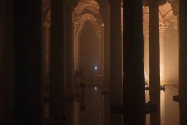 İstanbul konsept fotoğrafının simgeleri. Bazilika Sarnici ya da Yerebatan Sarnici 'nin iç görünümü. İstanbul Türkiye - 8.3.2022