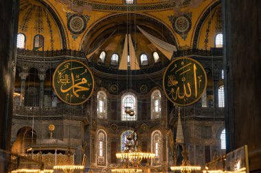 İslami ya da Ramazan konsepti fotoğrafı. Ayasofya Camii ya da Ayasofya 'nın iç manzarası. İstanbul Türkiye - 4.14.2023