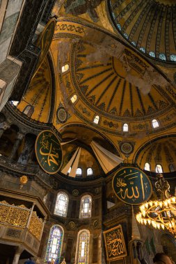 İslami kavram dikey fotoğraf. Ayasofya ya da Ayasofya Camii iç mimarisi. İstanbul Türkiye - 4.14.2023