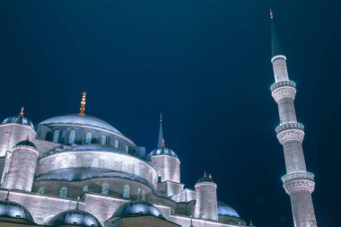 Sultanahmet Camii ya da geceleri Mavi Cami manzarası. Ramazan, İslami veya laylat al-Qadr veya kadir gecesi konsept fotoğrafı.