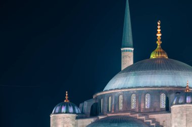 Mavi Cami 'nin kubbesi ve minaresi ya da geceleri Sultanahmet Camii. Metin için kopyalama alanı olan Ramazan veya İslami arkaplan fotoğrafı.