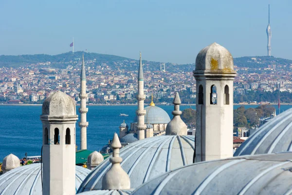 Eminonu Yeni Cami ya da Süleyman ilçesinden Yeni Cami manzarası. Ramazan veya İslami kavram. İstanbul 'un arka plan fotoğrafını ziyaret et.