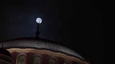 İslami ya da Ramazan arkaplan 4k video. Cami kubbesi ve dolunay. Metin için kopyalama alanı olan Laylat al-Qadr veya kadir gecisi konsept görüntüleri.